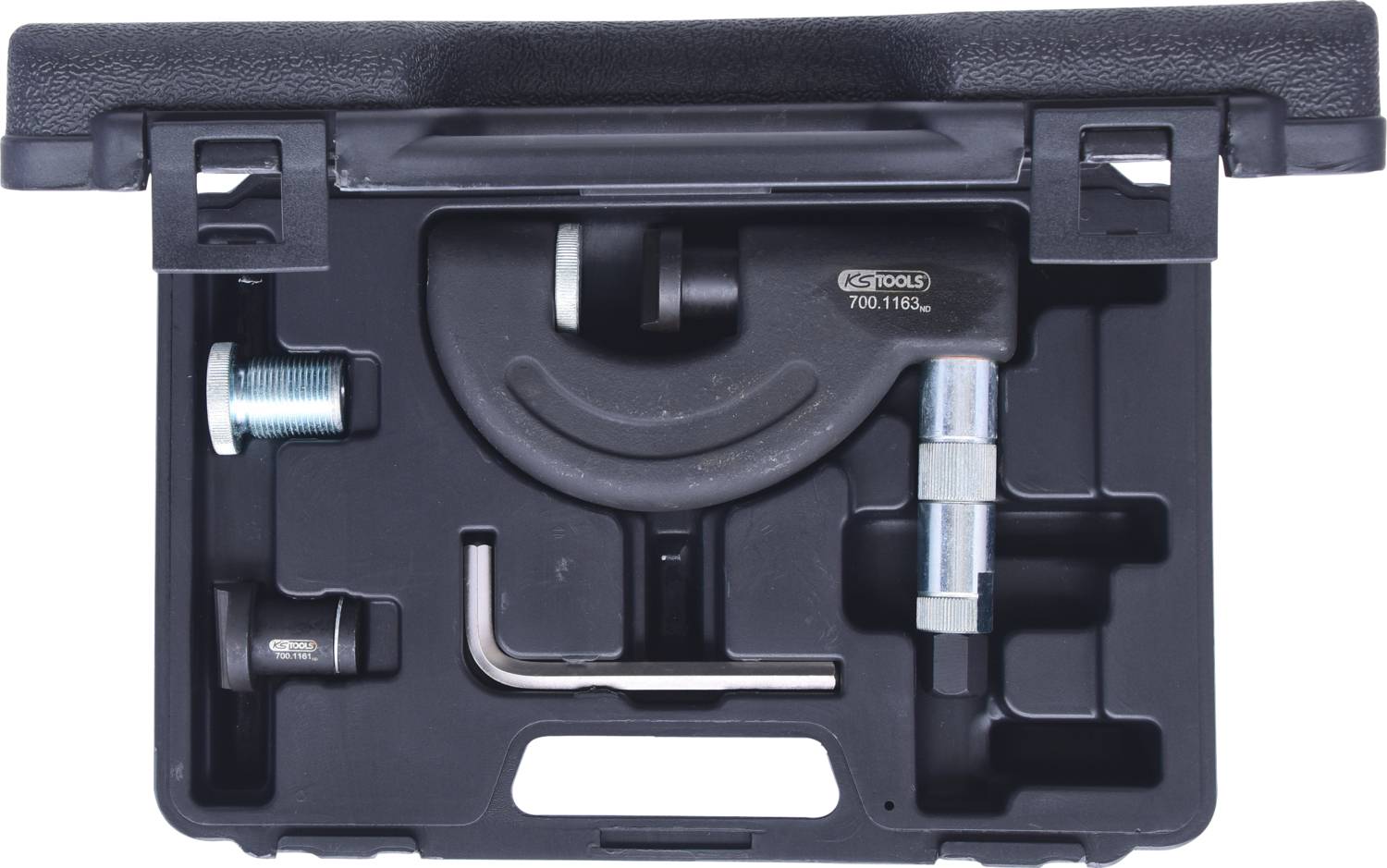 Une trousse à outils avec un manomètre de pression des pneus, des vis et une clé Allen, soigneusement rangés dans un support en mousse.