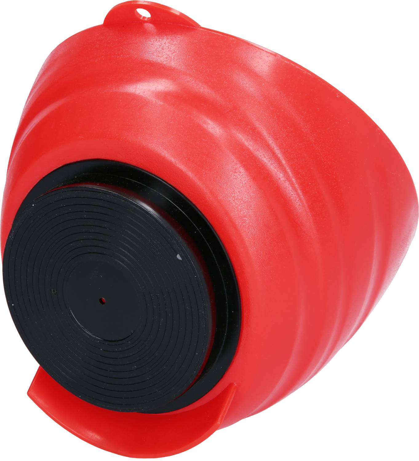 Objet rouge, de forme conique, avec un insert noir circulaire à la base.
