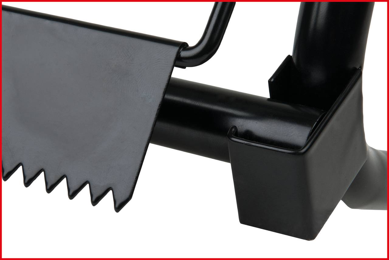 Un outil en métal noir avec un bord dentelé et un crochet rectangulaire. L'outil semble robuste et fonctionnel.