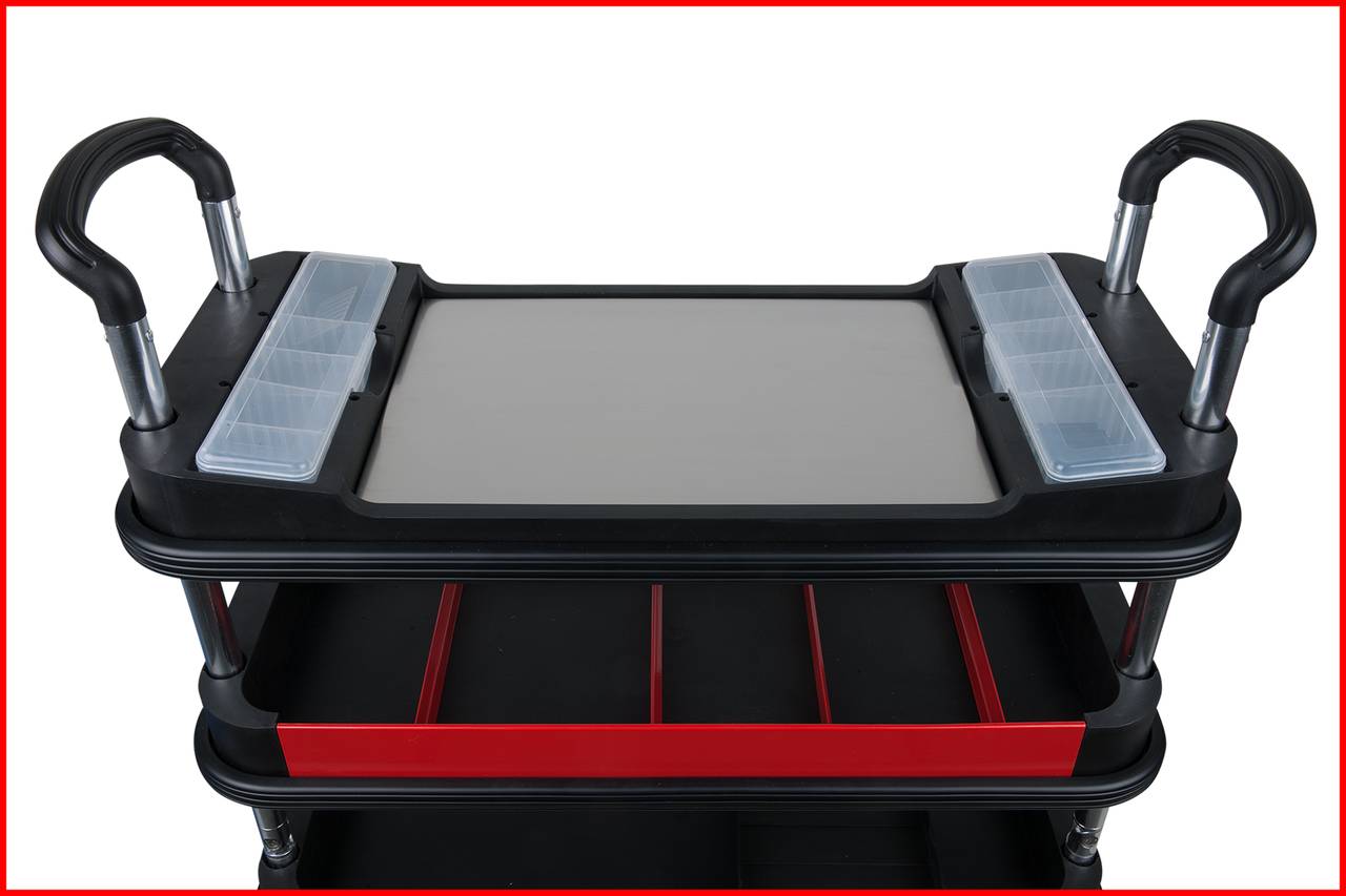 Un chariot de rangement noir à roulettes avec deux niveaux et des insertions rouges, des poignées des deux côtés et deux boîtes transparentes sur le dessus.