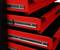 Armoire à outils rouge avec plusieurs tiroirs ouverts, partiellement visibles. Rails métalliques de haute qualité assurant stabilité et facilité de manipulation.