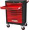 Une boîte à outils noire avec cinq tiroirs rouges, dont un est ouvert. Le chariot est équipé de roues rouges.