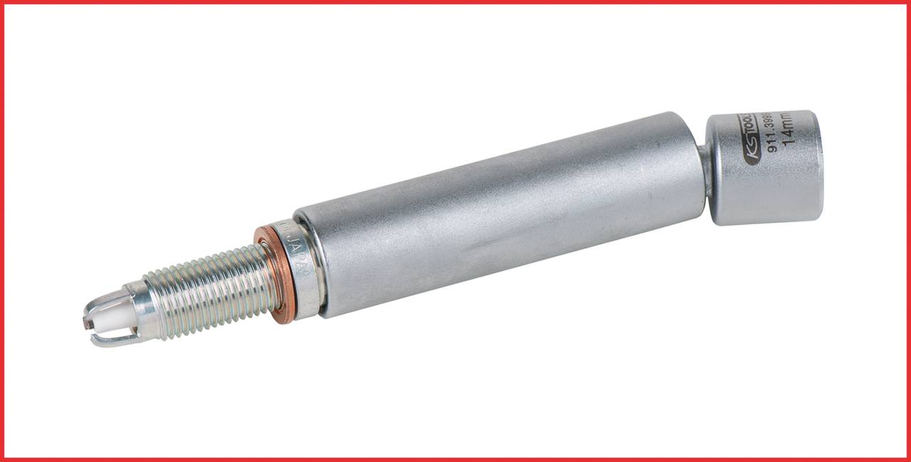 Un objet cylindrique en métal avec un filetage et un capuchon hexagonal. Cette pièce pourrait faire partie d'un outil ou d'un composant de machine.