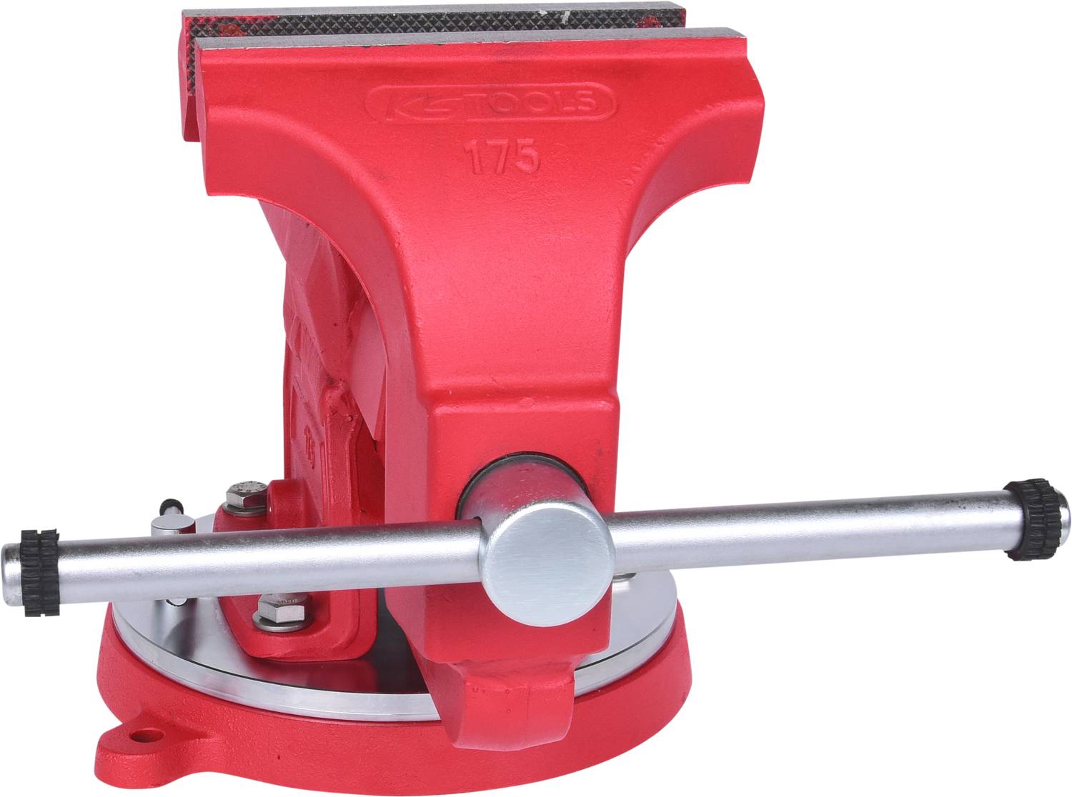 Étau d'établi en métal rouge avec large base et poignée argentée, adapté pour maintenir des pièces lors de travaux manuels.