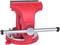 Étau d'établi en métal rouge avec large base et poignée argentée, adapté pour maintenir des pièces lors de travaux manuels.