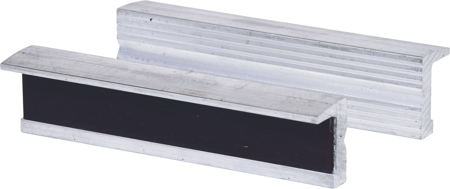 Deux profils métalliques argentés, l'un avec une surface noire, disposés côte à côte. Ils sont rectangulaires et semblent être fabriqués industriellement.