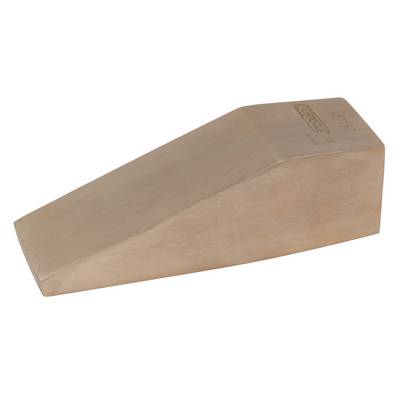 Pièce métallique en forme de coin, légèrement inclinée sur le côté, surface lisse. Conçue pour fendre du bois ou séparer des matériaux.