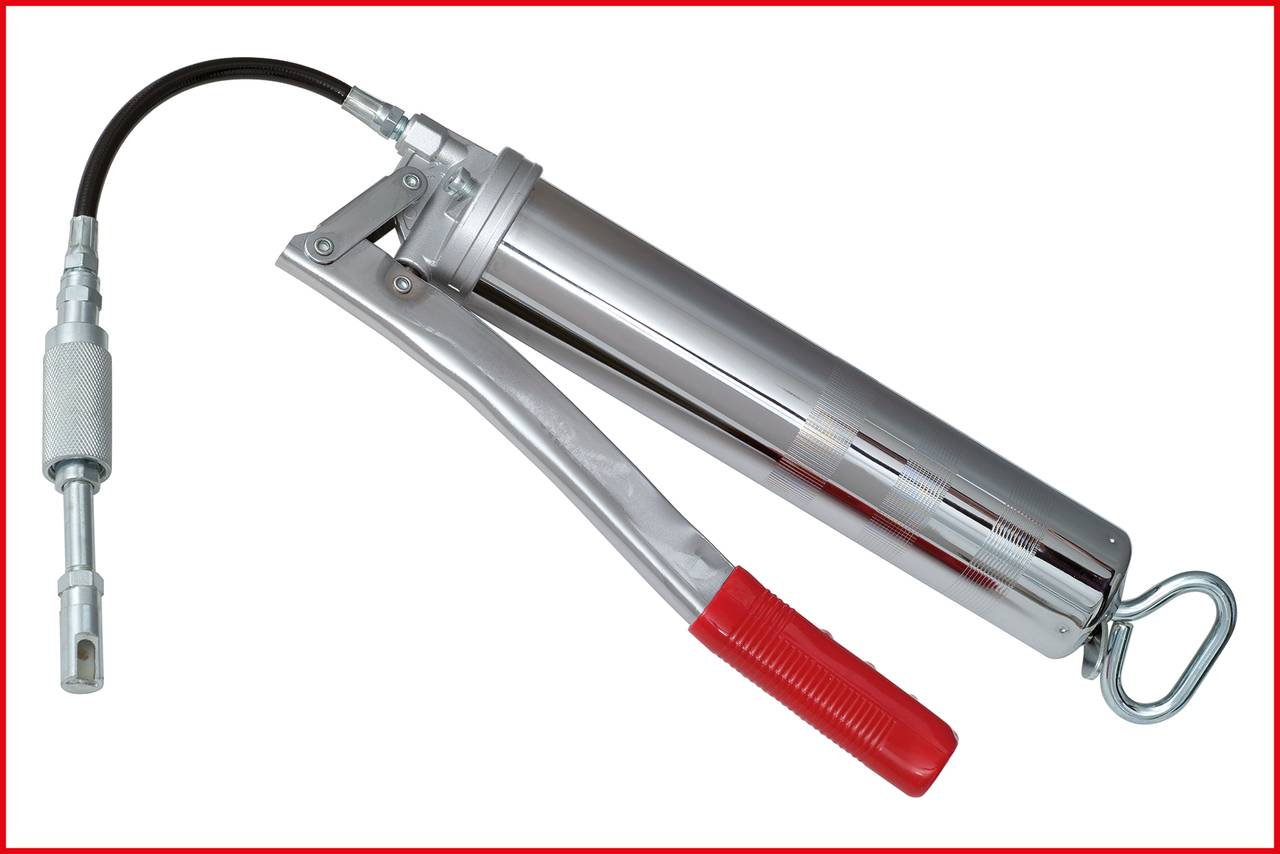 Un presse-graisse manuel avec un corps cylindrique argenté, une poignée rouge et un tuyau noir, utilisé pour la lubrification.