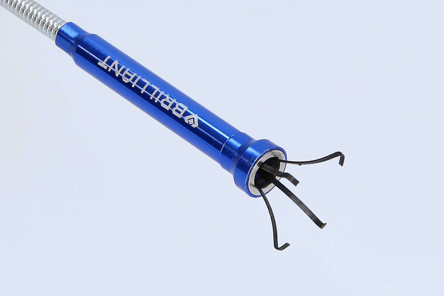 Un préhenseur mécanique bleu avec des griffes métalliques, utilisé pour saisir de petits objets.