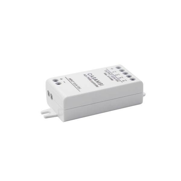 Un module électronique rectangulaire blanc avec plusieurs bornes de connexion et des étiquettes sur le dessus, probablement un appareil domotique.