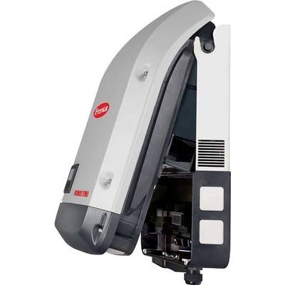 Un onduleur de système solaire ouvert avec des composants internes visibles, portant le logo 'Fronius', sur un fond blanc.