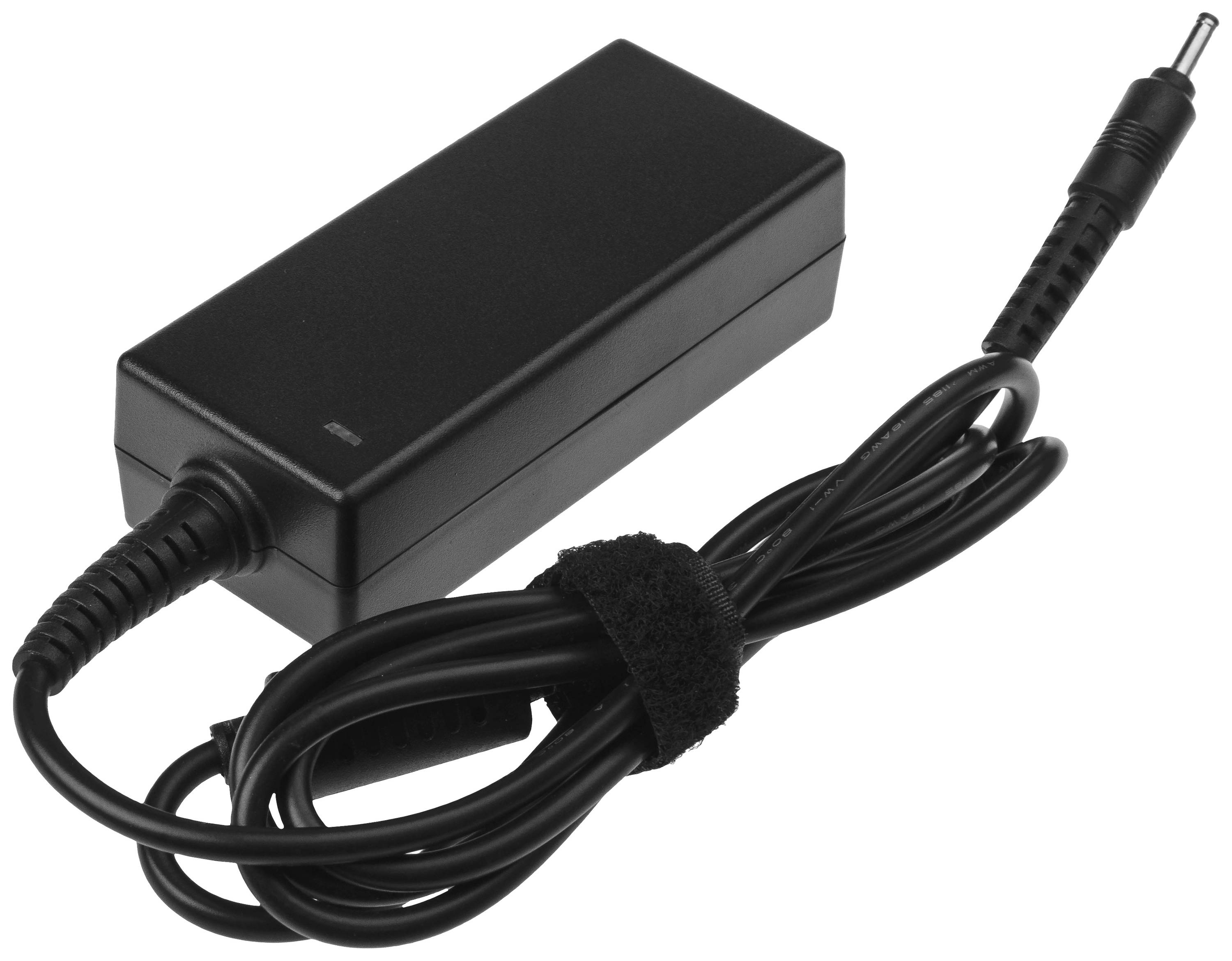 Un chargeur noir pour appareils électroniques avec un long câble et une prise, prêt à se connecter à un ordinateur portable ou à un appareil similaire.