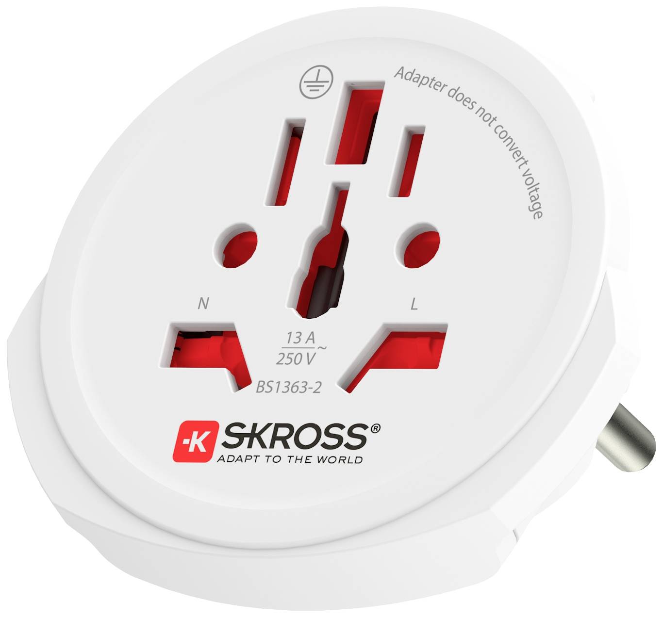 Un adaptateur de voyage blanc avec plusieurs types de fiches et l'inscription 'SKROSS'. Remarque : l'adaptateur ne convertit pas la tension.