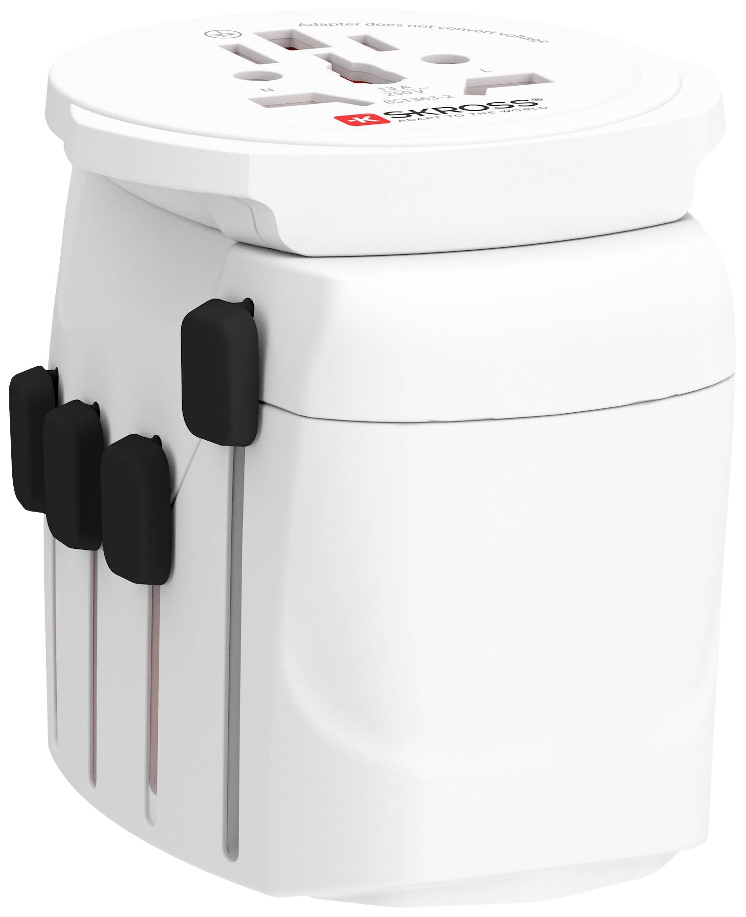 Un adaptateur de voyage blanc avec plusieurs types de fiches, adapté à différents pays, offre une connexion mondiale pour les appareils électroniques.