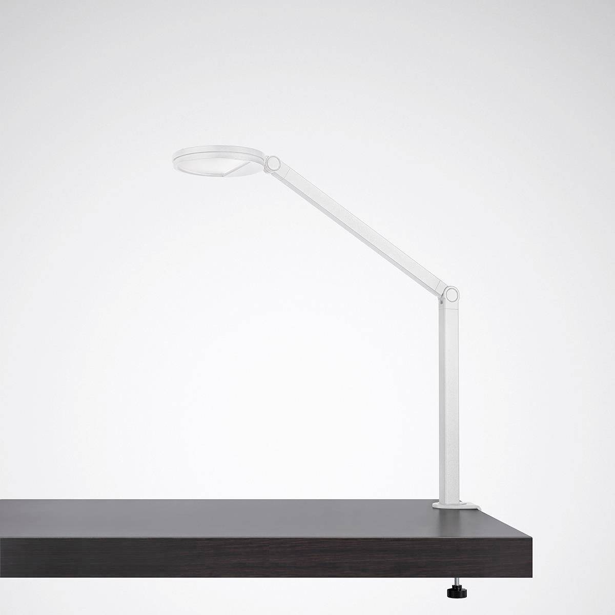 Lampe de bureau avec bras ajustable montée sur une table sombre, design minimaliste, idéale pour les espaces de travail.