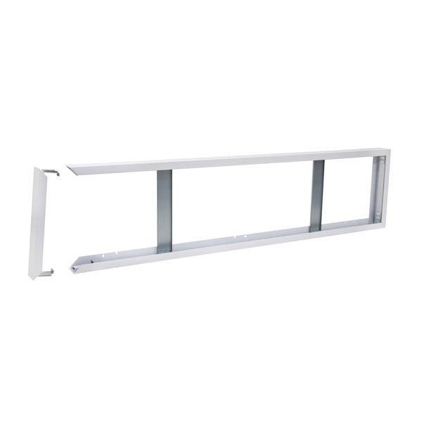 Un conduit métallique extensible en blanc, composé de trois sections principales, sert à l'installation de distributeurs ou de conduites.