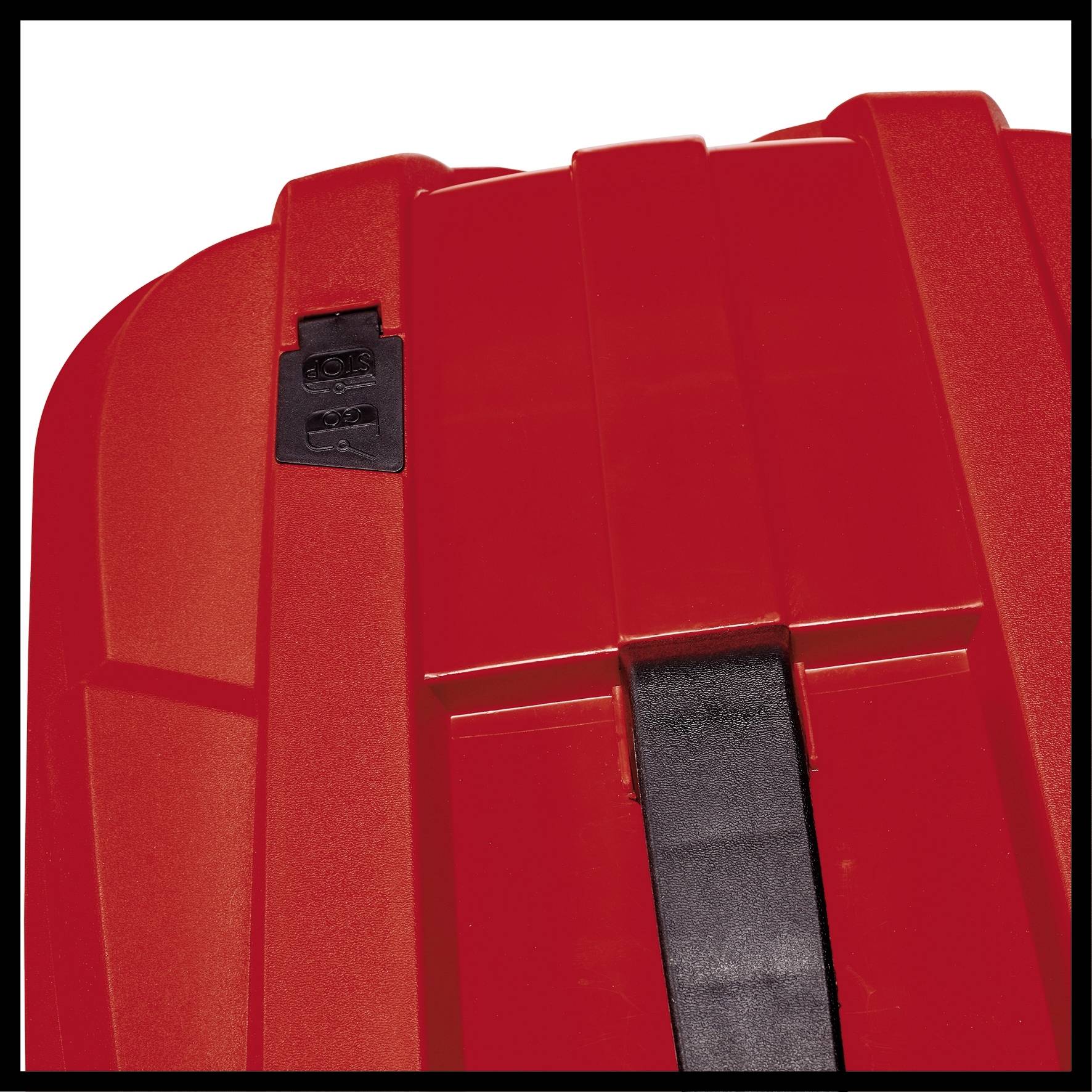 Valise rouge avec serrure TSA noire intégrée, vue de côté, sans poignée ni roues visibles.