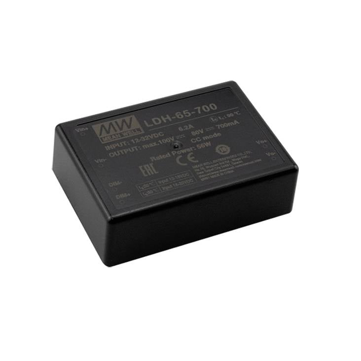 Un bloc d'alimentation noir portant l'inscription 'MW LDH-65-700', certifié selon les normes de sécurité et de qualité, est présenté isolément.