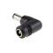 Un adaptateur DC noir en forme de L avec une pointe métallique ronde, fréquemment utilisé pour l'alimentation électrique des appareils électroniques.
