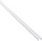 Long profilé en plastique blanc et en forme de L, avec une surface uniforme, souvent utilisé pour couvrir ou protéger des bords.