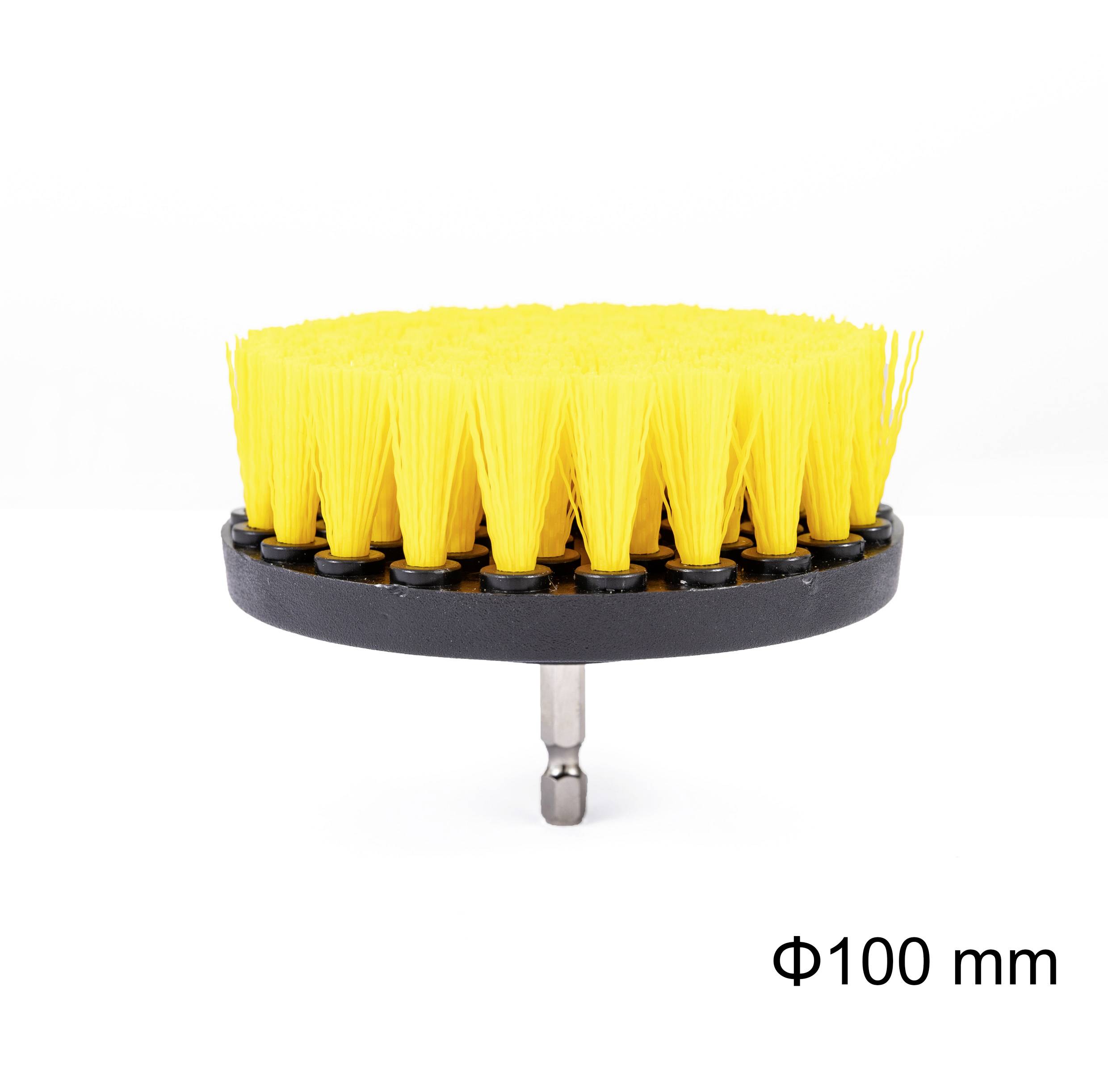 Brosse ronde jaune avec des poils sur un support noir. La brosse est équipée d'un goujon métallique pour la fixation à un outil.