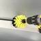 Une perceuse électrique avec un embout de brosse jaune est utilisée pour nettoyer une surface.