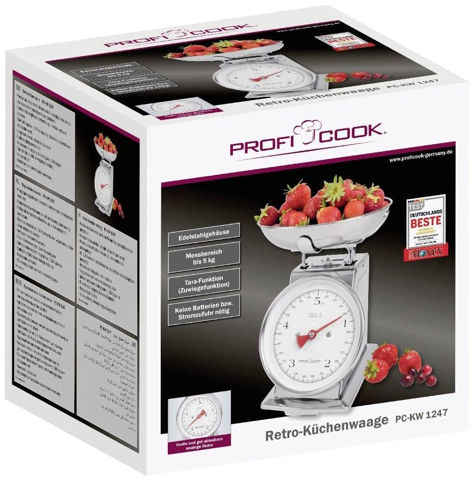Une balance de cuisine rétro de ProfiCook avec un bol rempli de fraises. Sur l'emballage sont indiquées des caractéristiques du produit telles que le boîtier en acier inoxydable et une portée de mesure jusqu'à 5 kg.