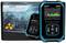 Un détecteur portable de radiation nucléaire affiche des données de mesure et un graphique linéaire sur son écran. Un panneau d'avertissement est visible en arrière-plan.