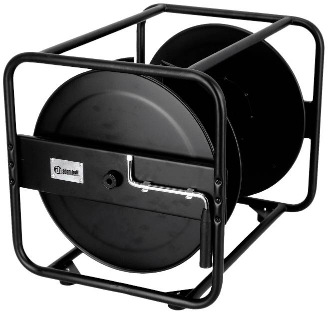 Un tambour de câble métallique noir et vide avec une poignée, adapté pour enrouler les câbles afin de les ranger et de les transporter de manière organisée.