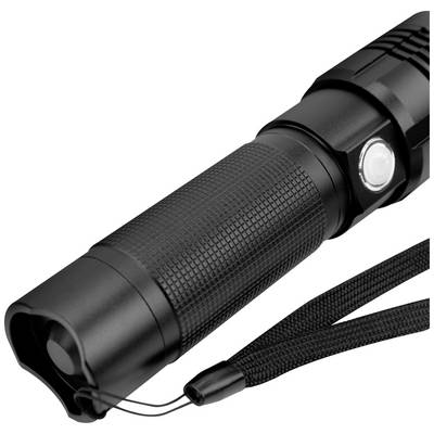 Lampe de poche noire avec poignée texturée et dragonne, bouton-poussoir latéral ; la forme de la lampe est cylindrique.