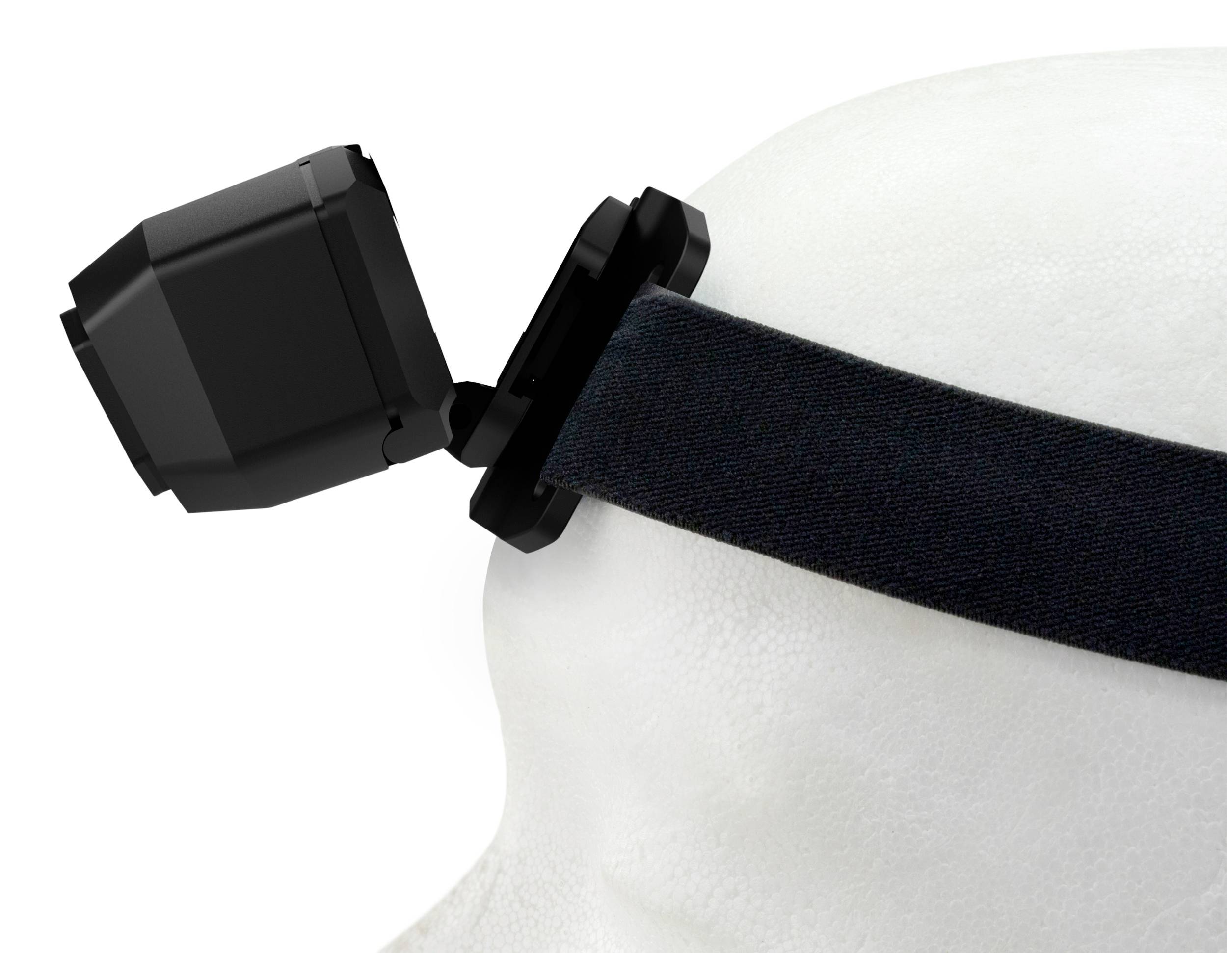 Gros plan d'une tête blanche portant un bandeau noir avec une petite caméra ou lampe fixée dessus.