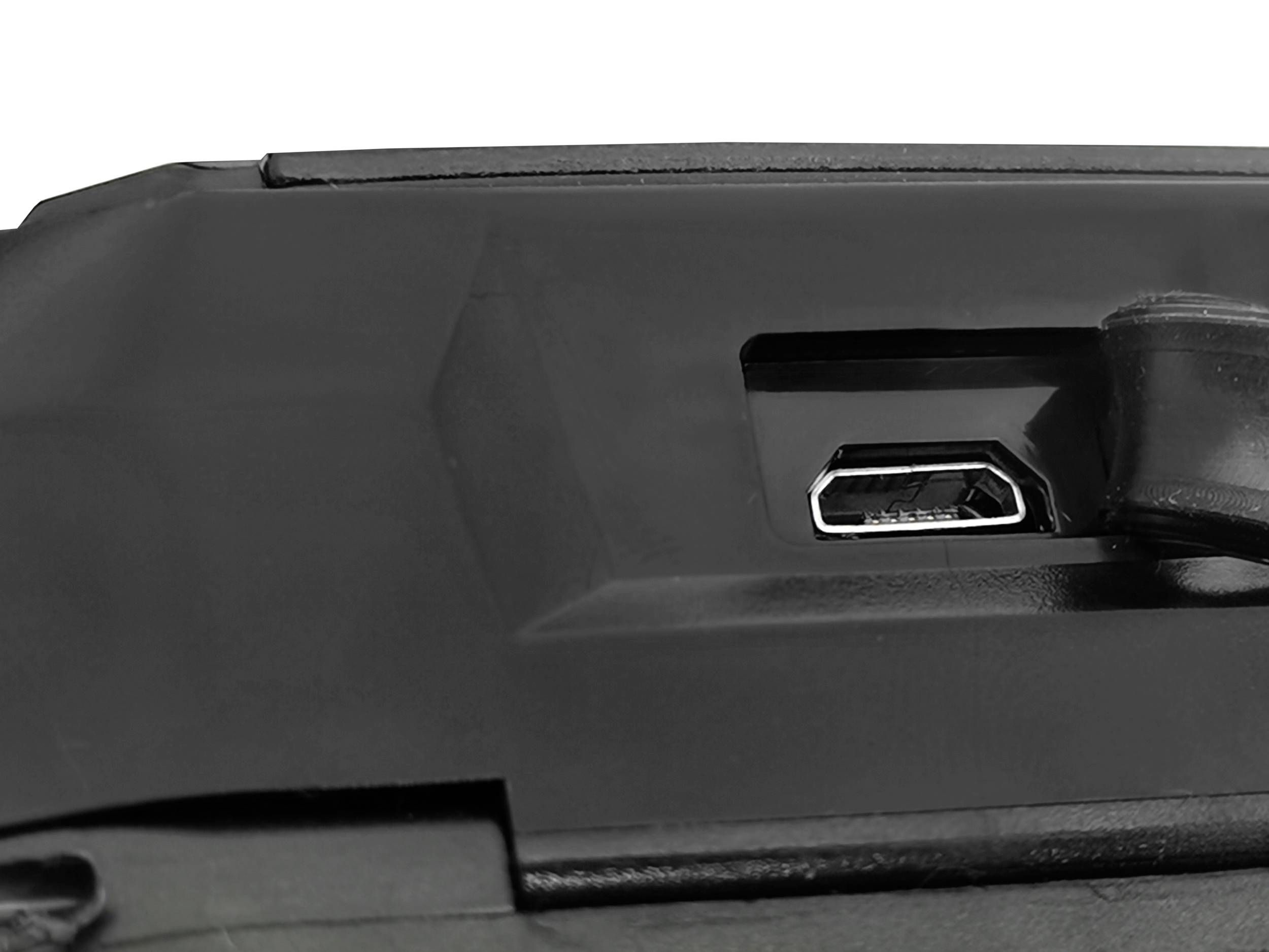 Un appareil noir avec un port HDMI ouvert qui permet une connexion pour les câbles vidéo.