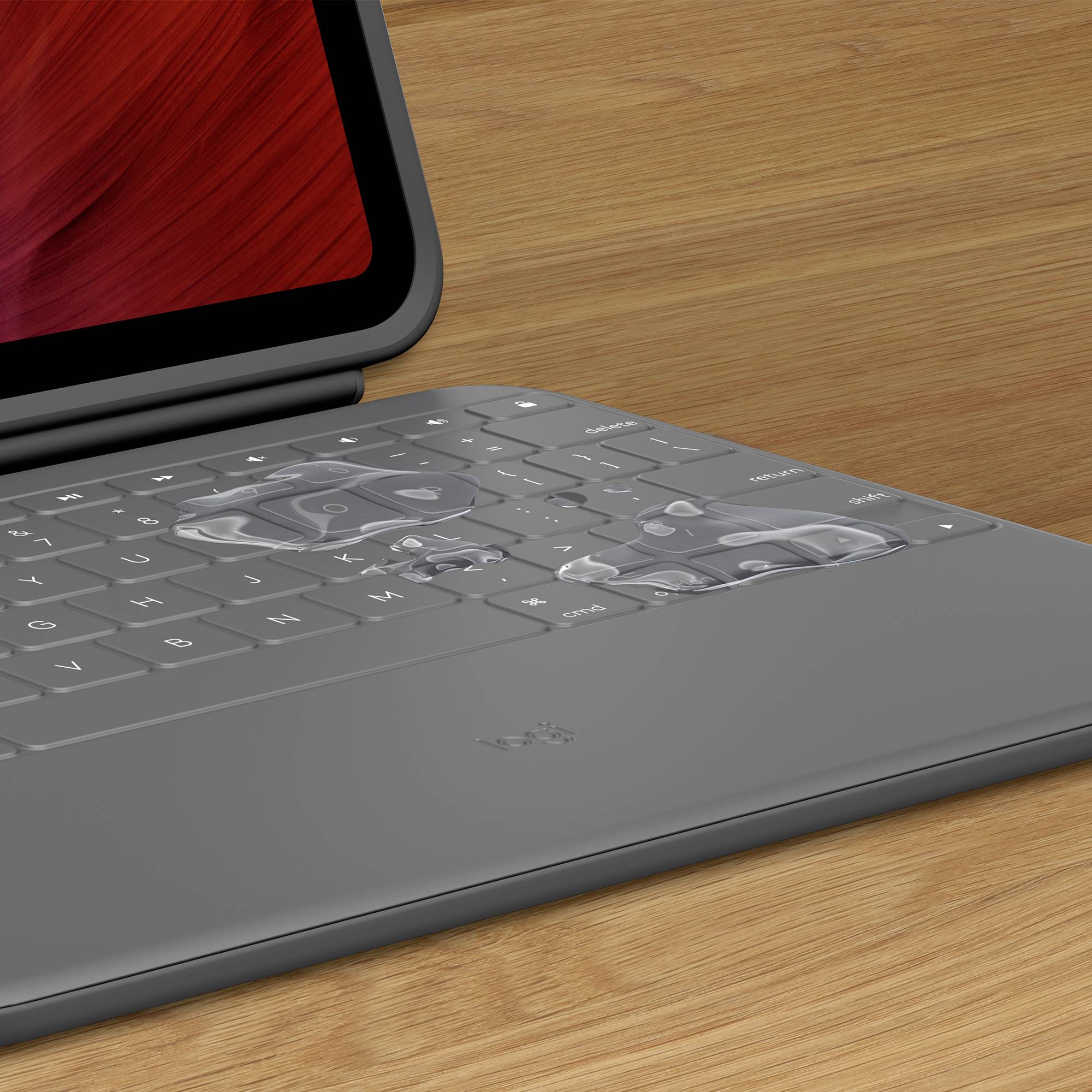 Un ordinateur portable avec des cartes à insérer transparentes posées sur le clavier. Les cartes montrent différents raccourcis clavier.