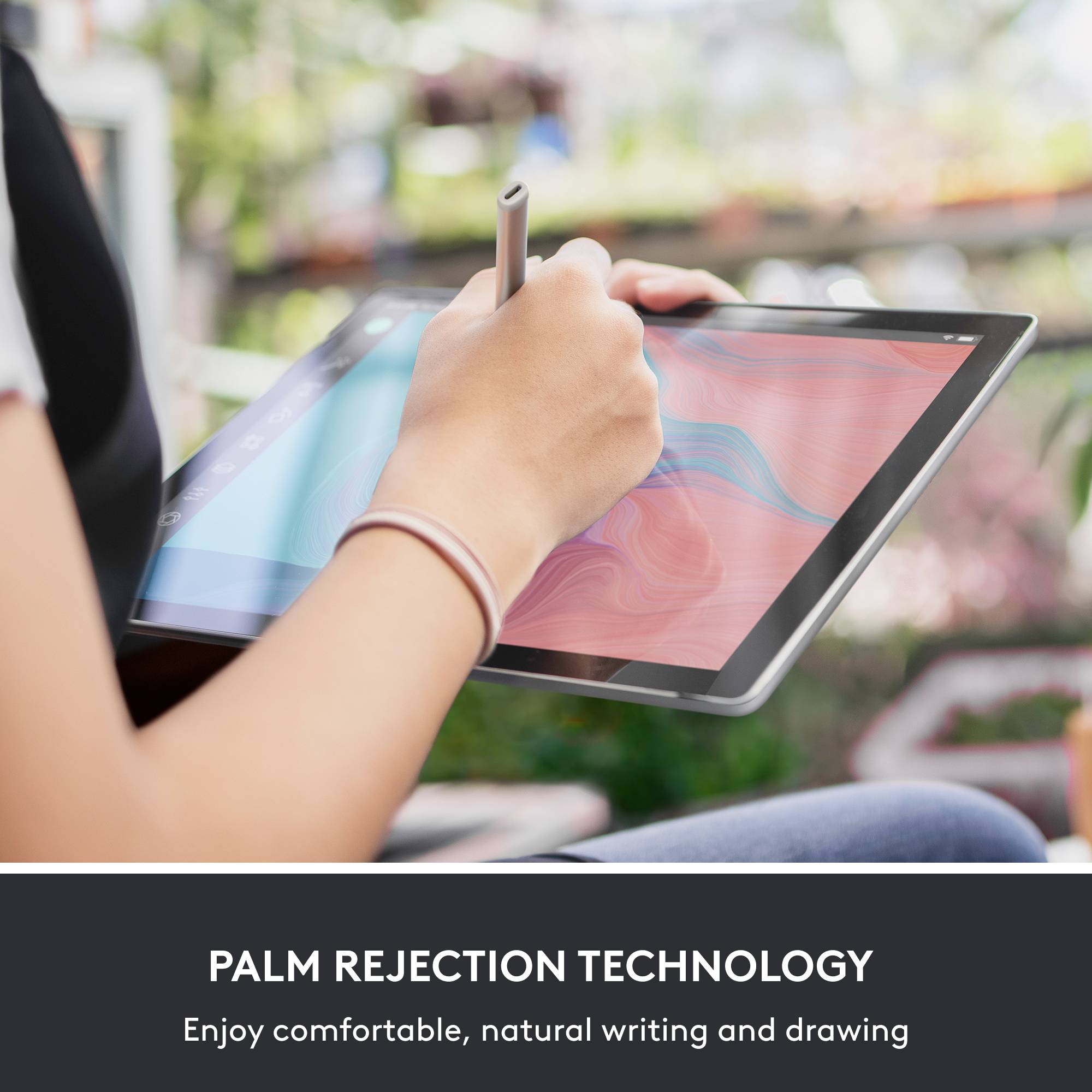 Une main tient un stylet sur une tablette, utilisant la technologie de rejet de paume. Texte en bas : 'Technologie de rejet de paume pour la détection de la paume'.