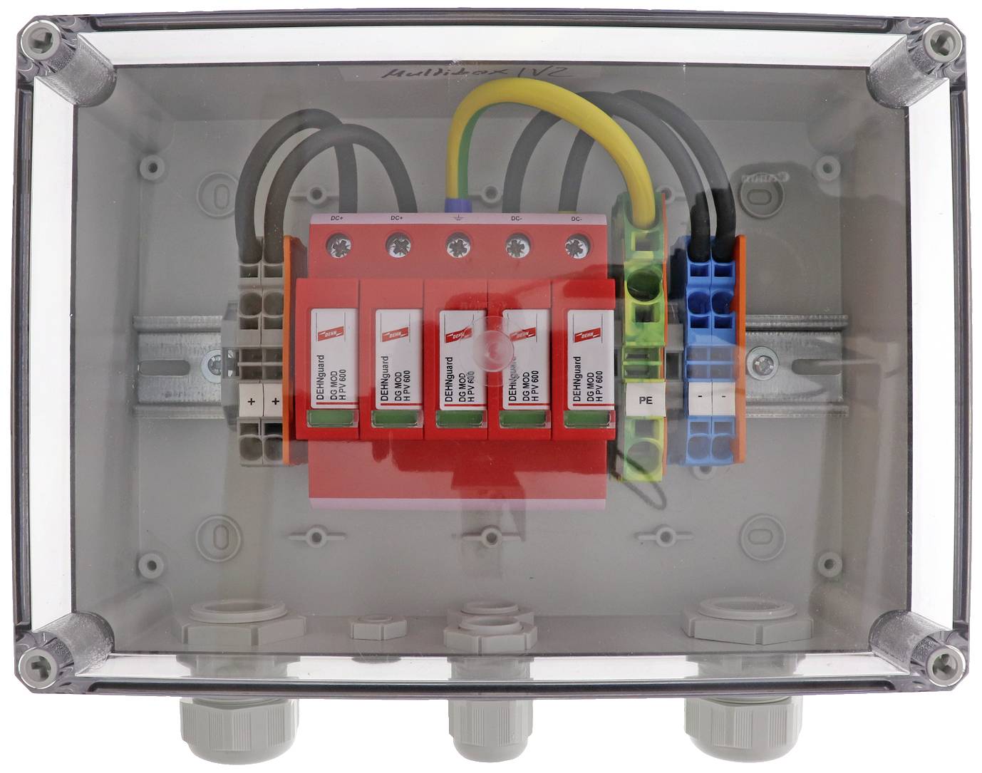 Dans un boîtier transparent sont installés des composants électriques, dont plusieurs disjoncteurs.