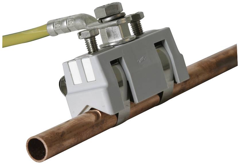 Une bride de câble grise avec des vis et un tube métallique. Utilisée pour les connexions électrotechniques.