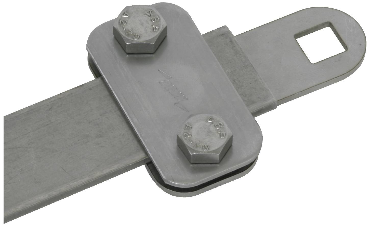 Plaque métallique avec deux vis fixées sur une tige métallique plate. La plaque comporte un trou rectangulaire à une extrémité.