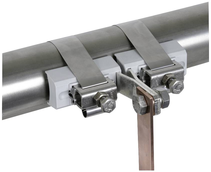 Tube métallique fixé avec des colliers et relié à un câble de terre.