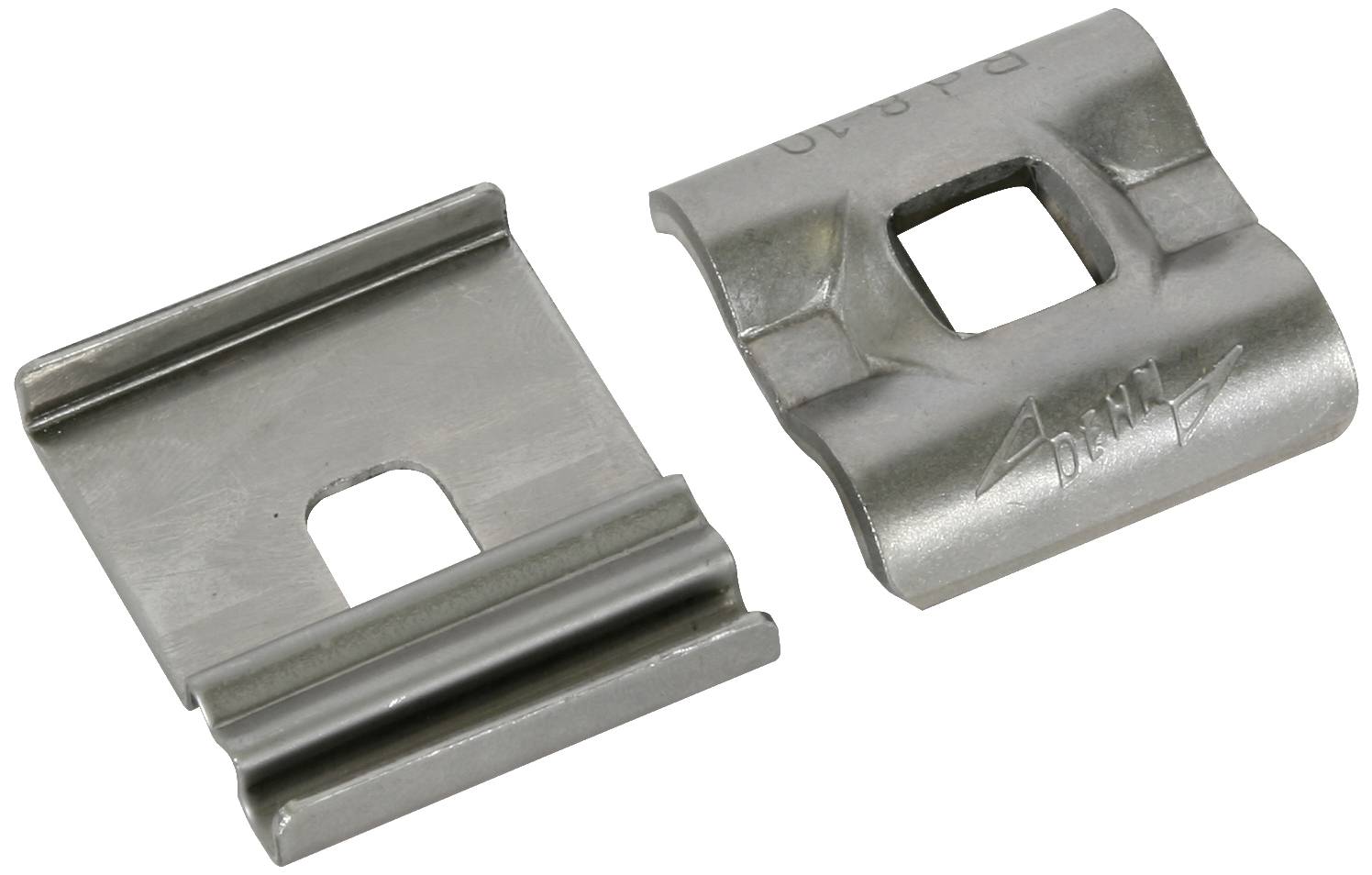 Deux clips métalliques avec une ouverture rectangulaire, utilisés à des fins de fixation. Un est plat, l'autre est bombé.