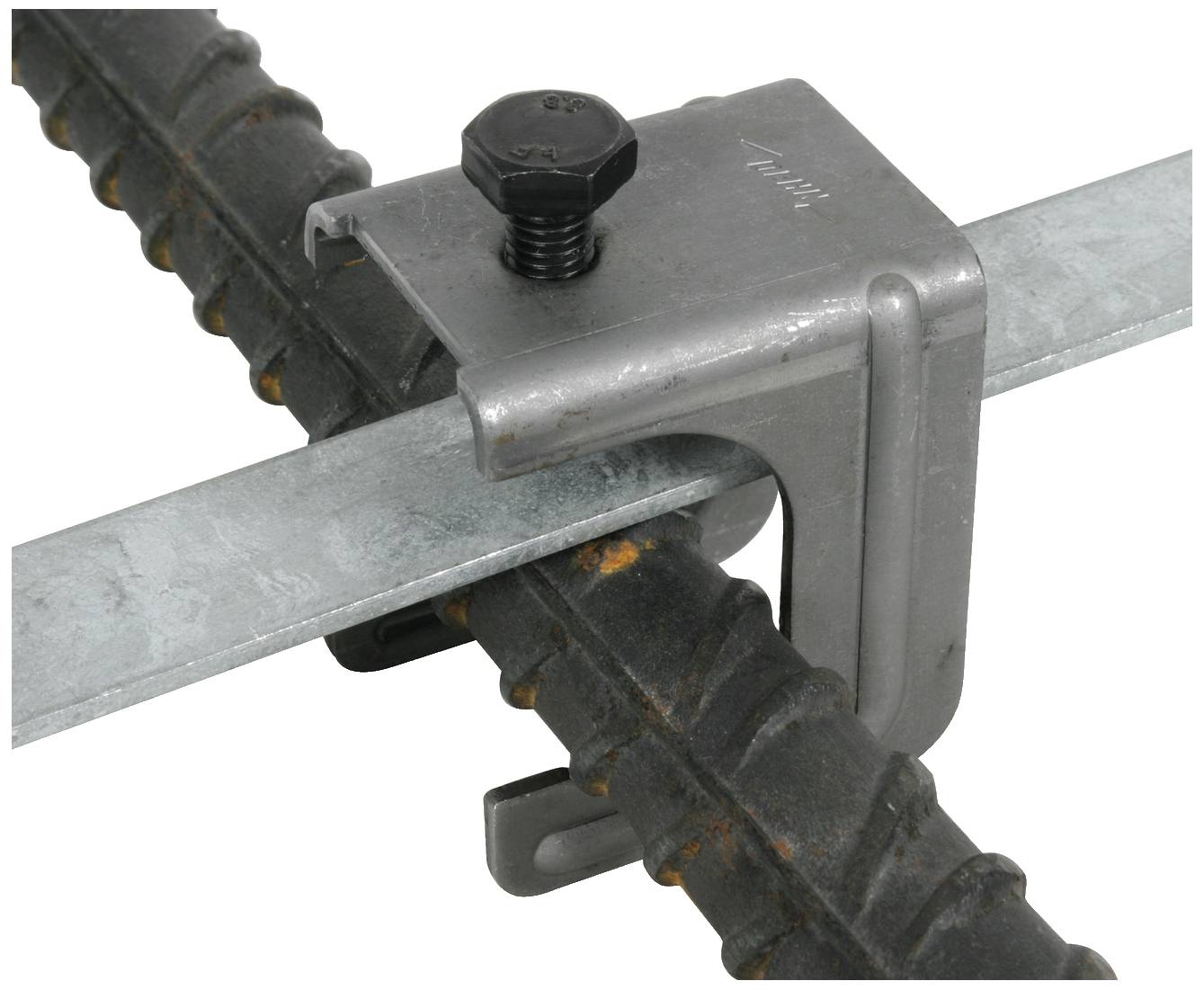 Un collier métallique fixe une tige sur une barre nervurée à l'aide d'une vis, établissant une connexion qui offre un maintien stable.