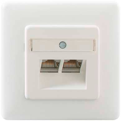 Prise réseau double sur fond blanc, adaptée aux connexions de câbles réseau ou téléphoniques.