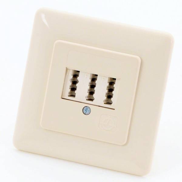 « Prise téléphonique beige sur un mur, équipée de trois ports pour câbles téléphoniques. »
