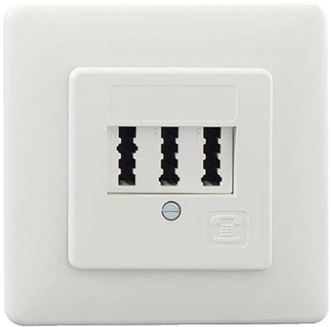 Prise téléphonique avec trois ports RJ11, montée sur une plaque murale blanche.