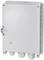 Boîtier rectangulaire en plastique gris et blanc à coins arrondis, avec trois presse-étoupes situés sur le bord inférieur, adapté pour les installations électriques.