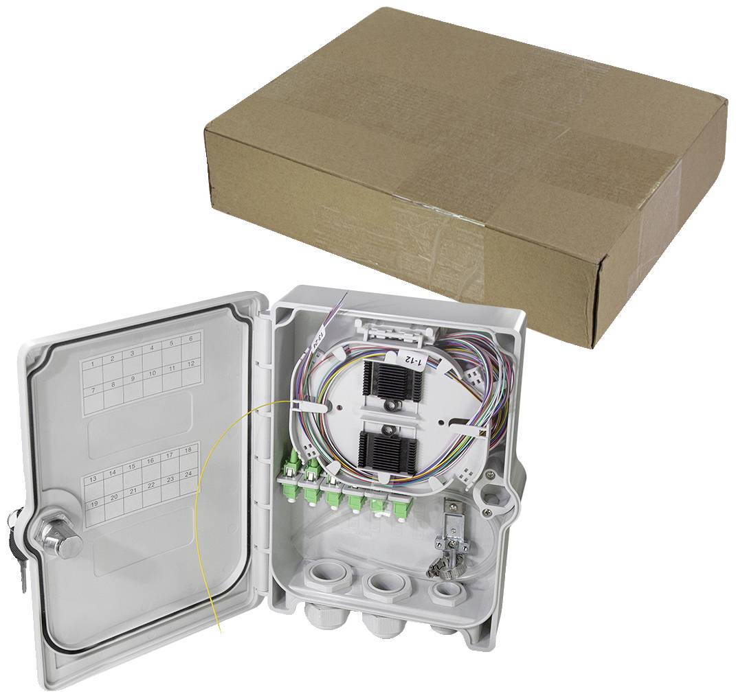 Un boîtier de connexion gris ouvert avec des câbles et des connexions, à côté d'une boîte d'expédition marron fermée.