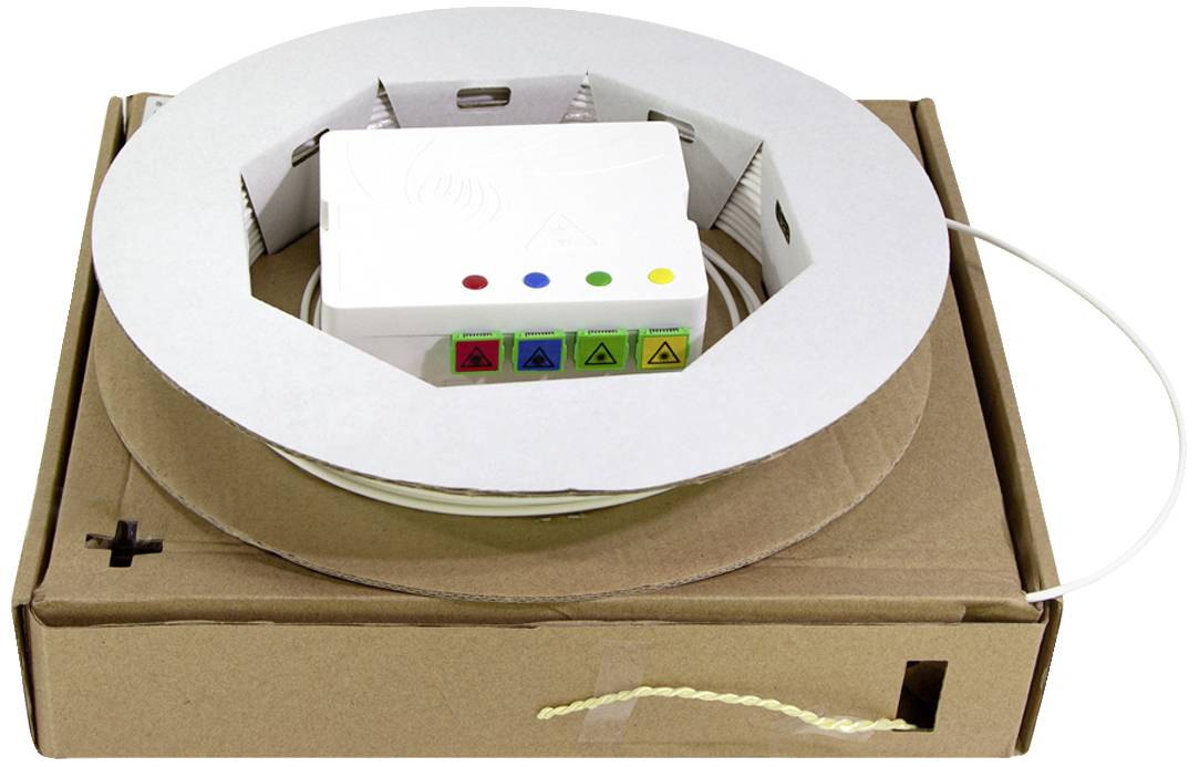 Un appareil électronique blanc avec des symboles colorés et des câbles sur un carton. Probablement un kit d'installation.