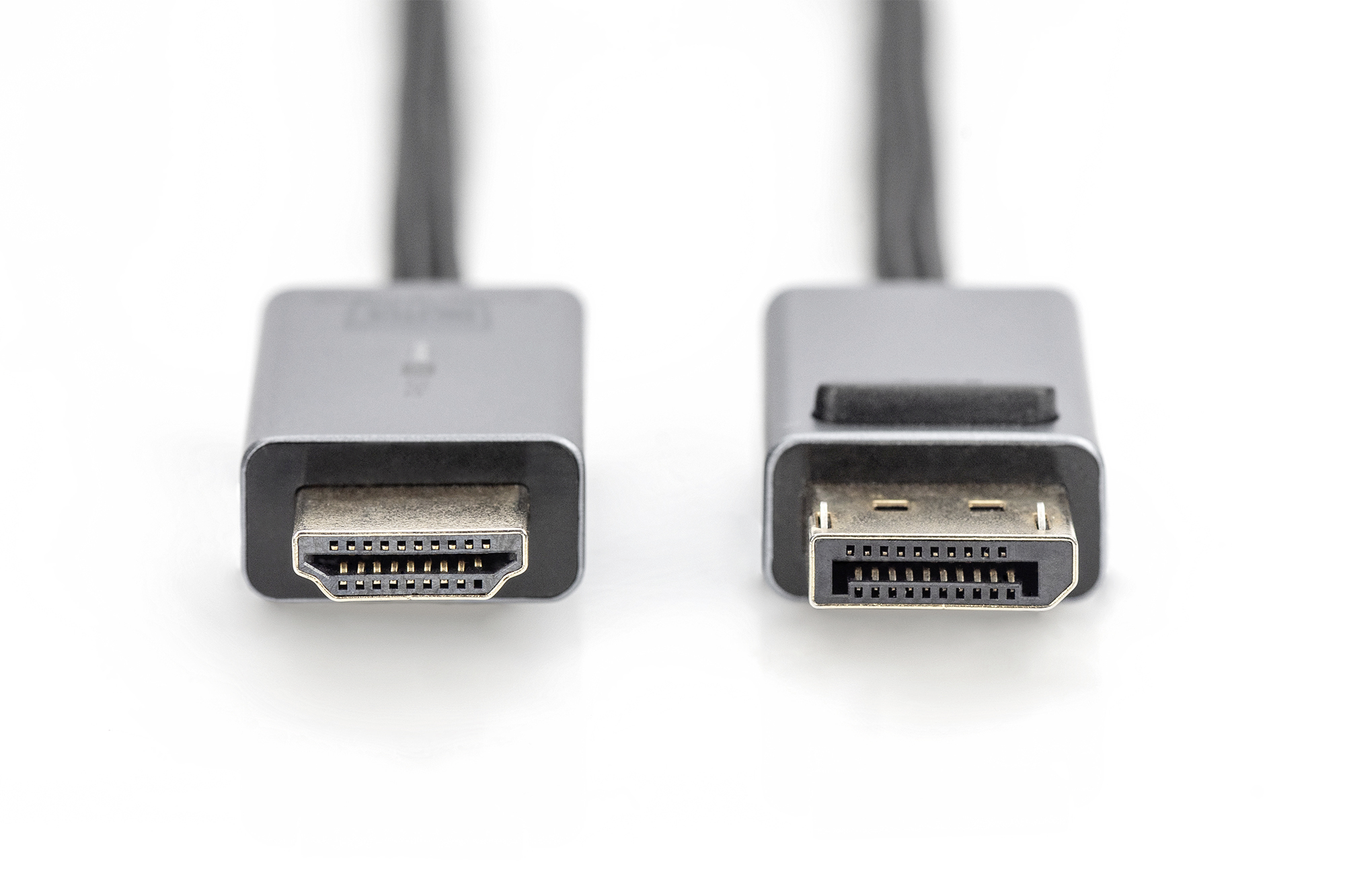 Deux câbles gris avec des connecteurs HDMI et DisplayPort côte à côte sur un fond blanc.