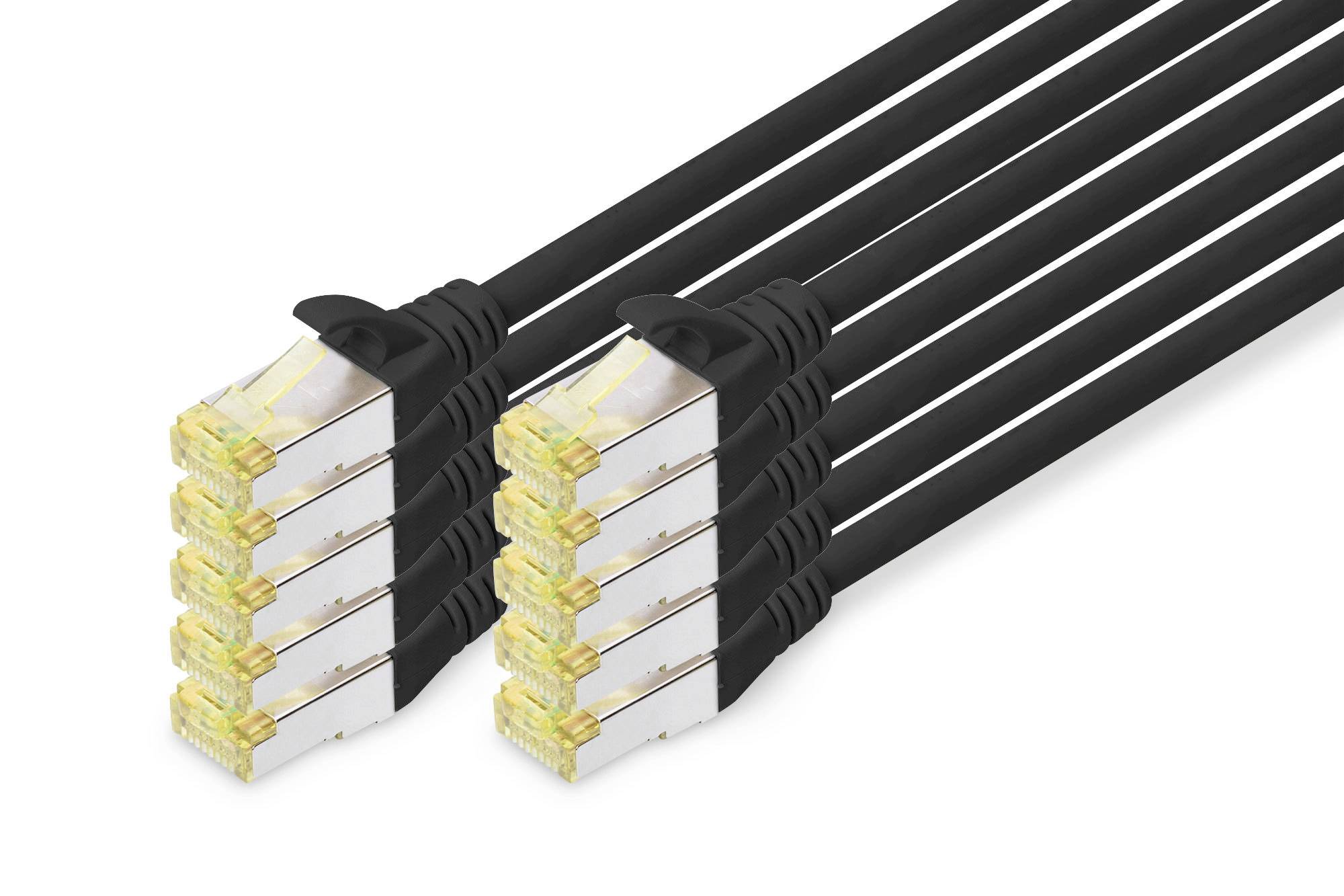 Deux faisceaux de câbles Ethernet noirs avec des connecteurs transparents. Symbolise les connexions réseau et la transmission de données.