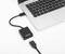 Un ordinateur portable connecté à un câble HDMI, branché sur un adaptateur HDMI. L'adaptateur et l'autre extrémité du câble HDMI sont visibles.