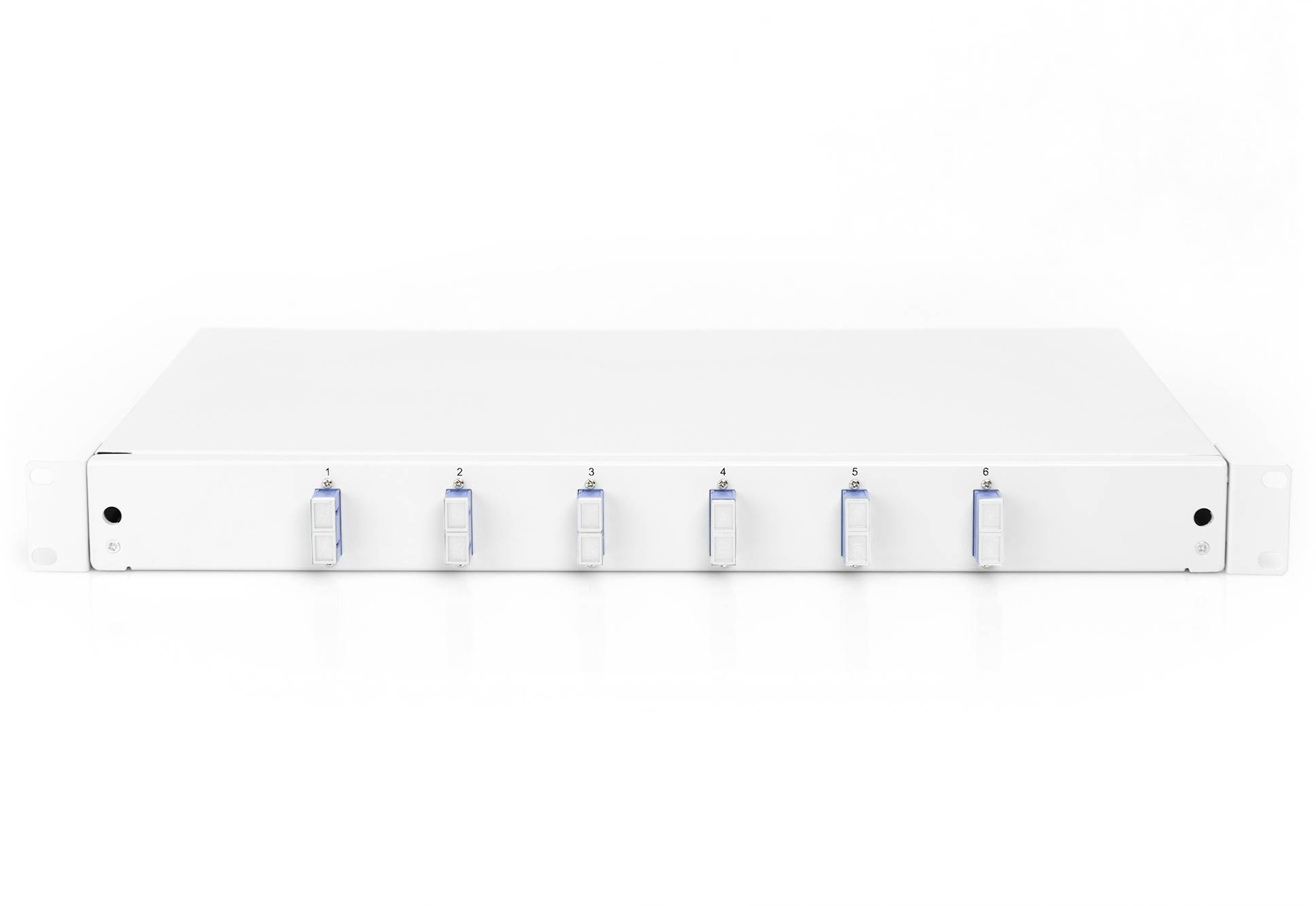 Un boîtier blanc de rack avec six modules de connexion bleus à l'avant, adapté pour le montage dans une armoire réseau.
